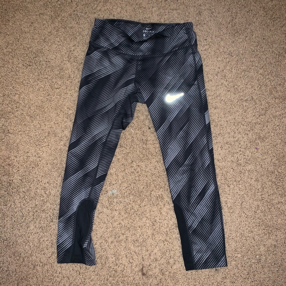 Nike capri athletic leggings